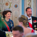 Dronning Silvia og Kronprins Haakon under gallamiddagen. Foto: Heiko Junge / NTB scanpix